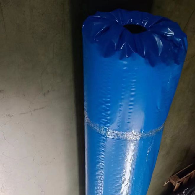 Kunstrasen Rolle verpackt