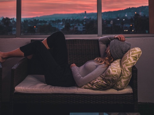 Günstiger-Kunstrasen-für-Balkon